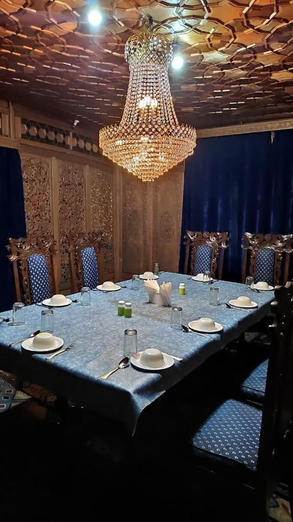 Mossess Group Of Houseboats Hotel Srinagar  Bagian luar foto