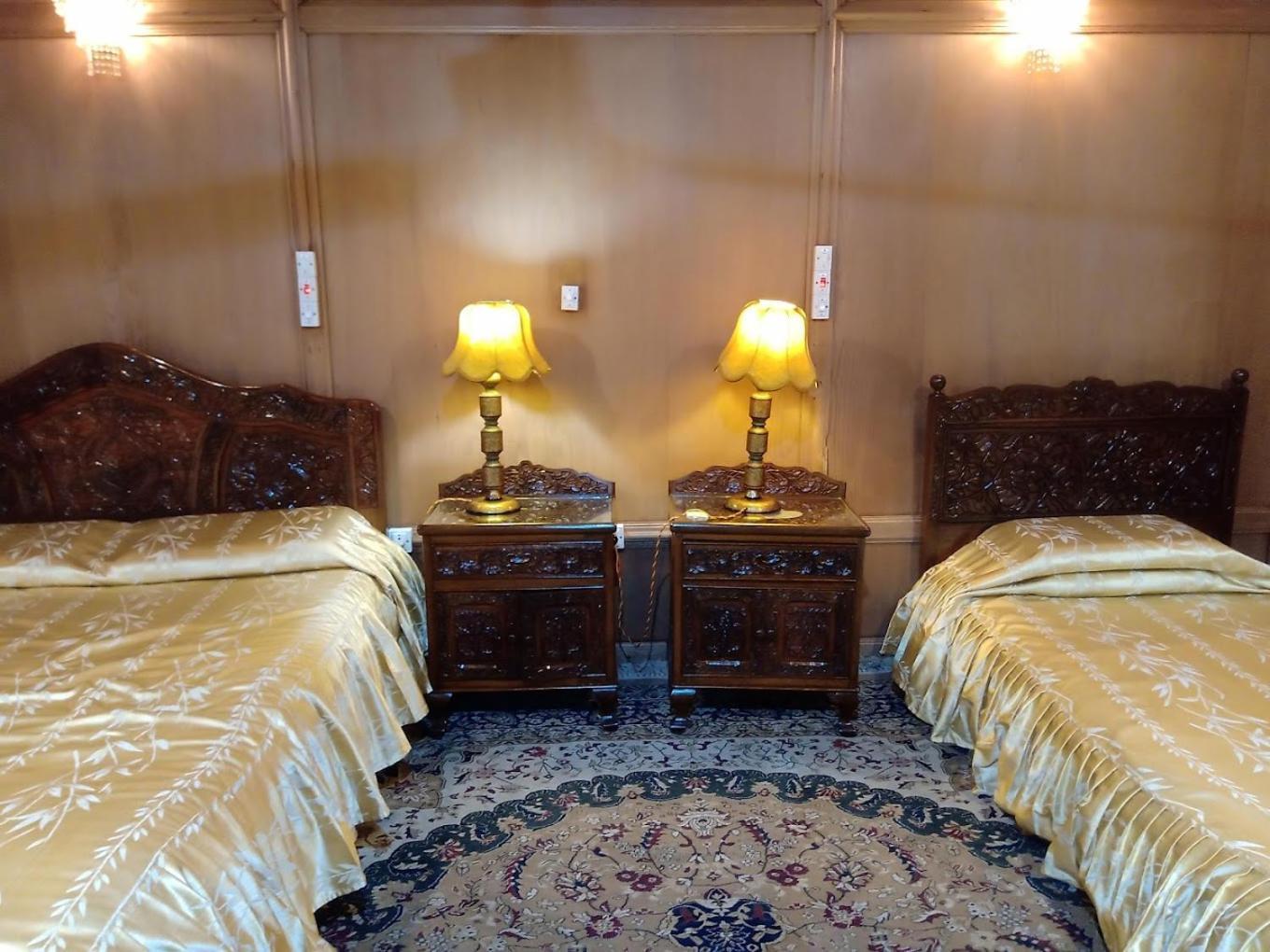 Mossess Group Of Houseboats Hotel Srinagar  Bagian luar foto