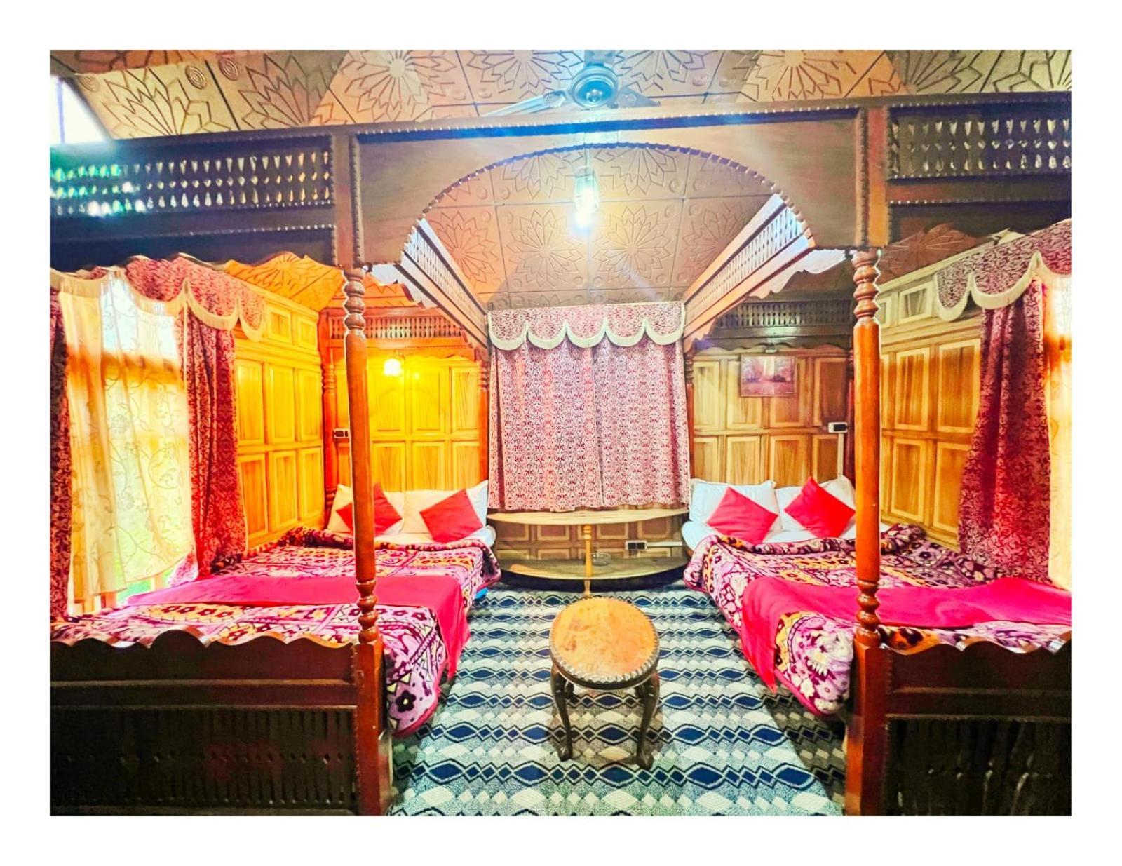 Mossess Group Of Houseboats Hotel Srinagar  Bagian luar foto