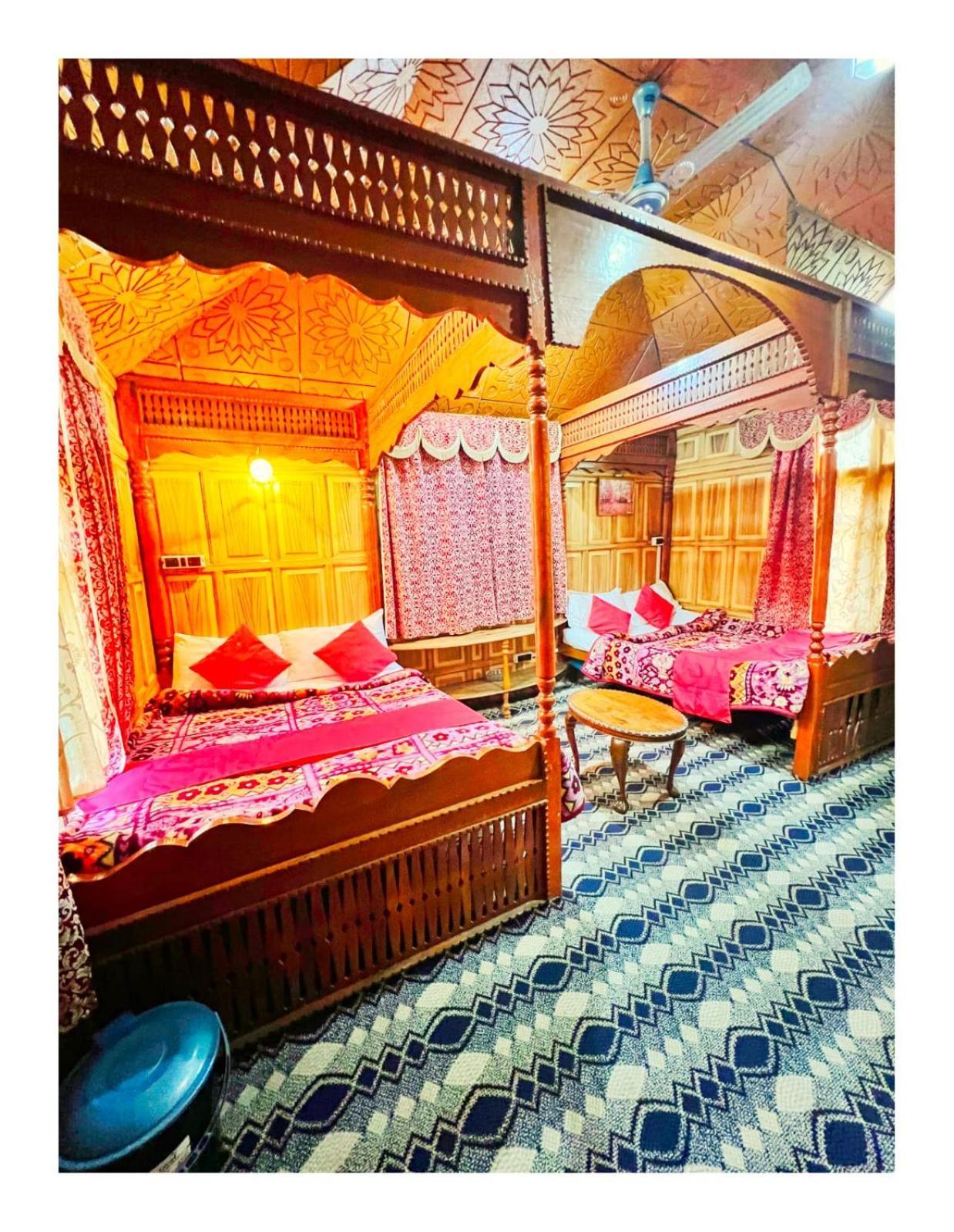 Mossess Group Of Houseboats Hotel Srinagar  Bagian luar foto
