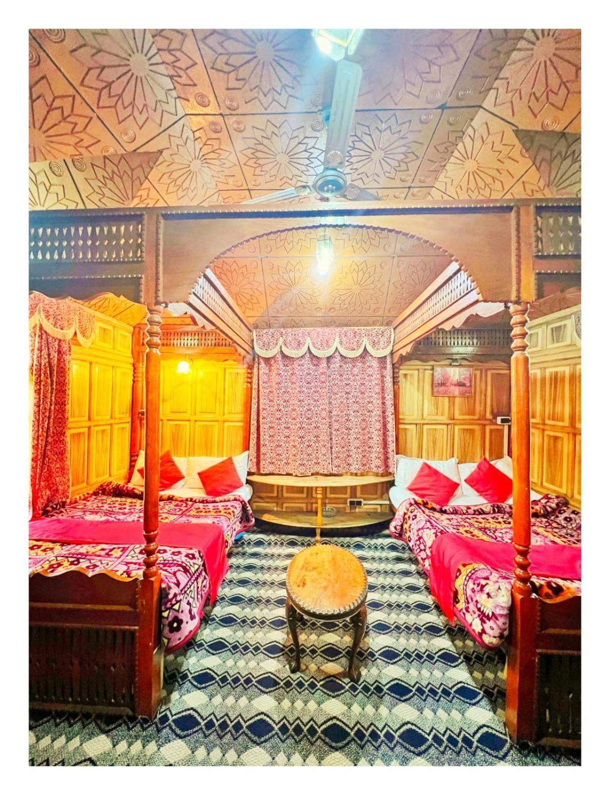 Mossess Group Of Houseboats Hotel Srinagar  Bagian luar foto