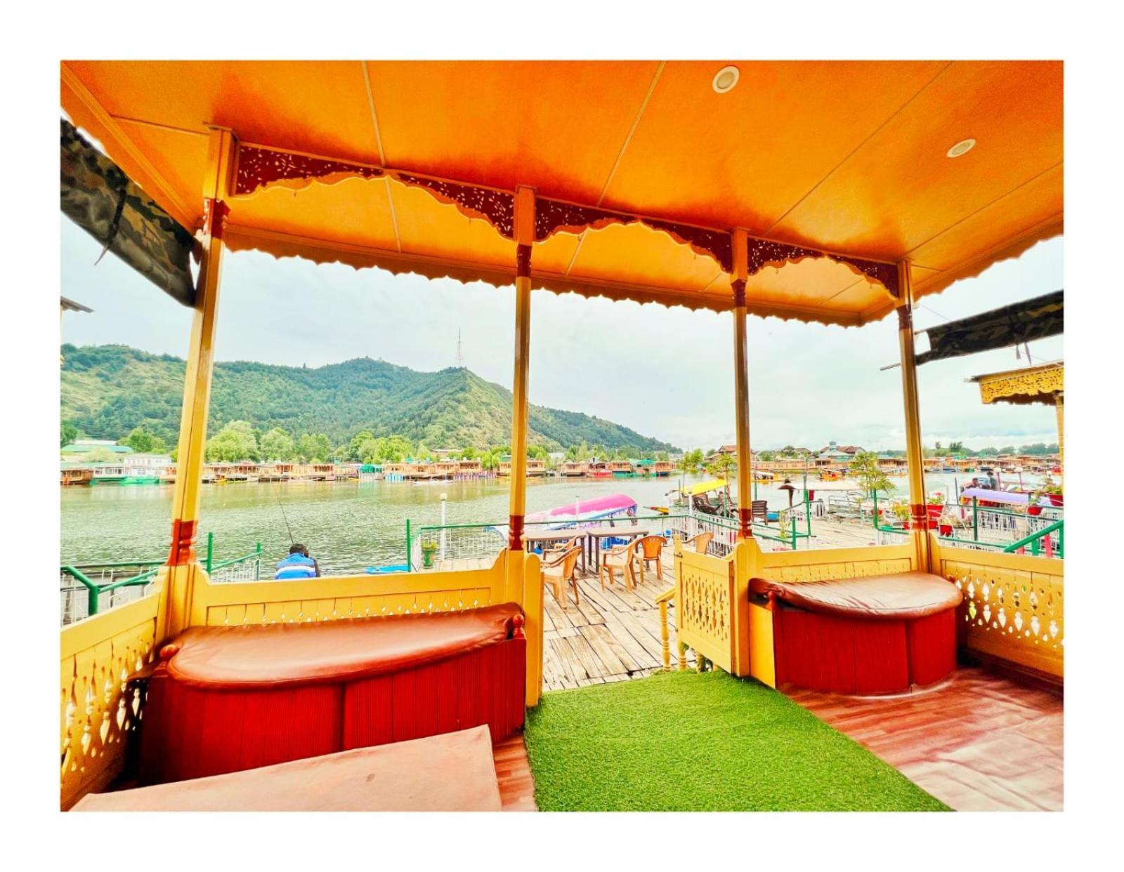 Mossess Group Of Houseboats Hotel Srinagar  Bagian luar foto