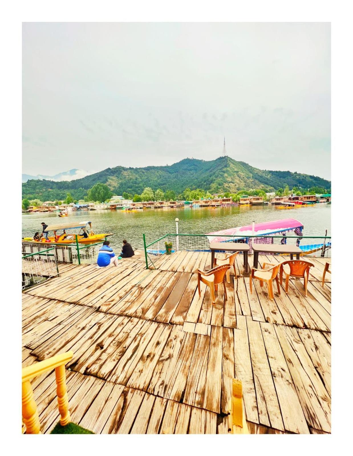 Mossess Group Of Houseboats Hotel Srinagar  Bagian luar foto