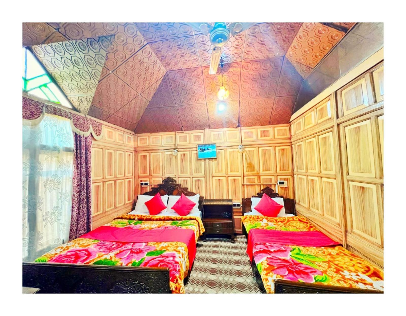 Mossess Group Of Houseboats Hotel Srinagar  Bagian luar foto