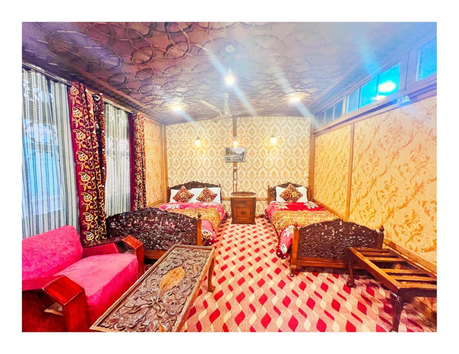 Mossess Group Of Houseboats Hotel Srinagar  Bagian luar foto