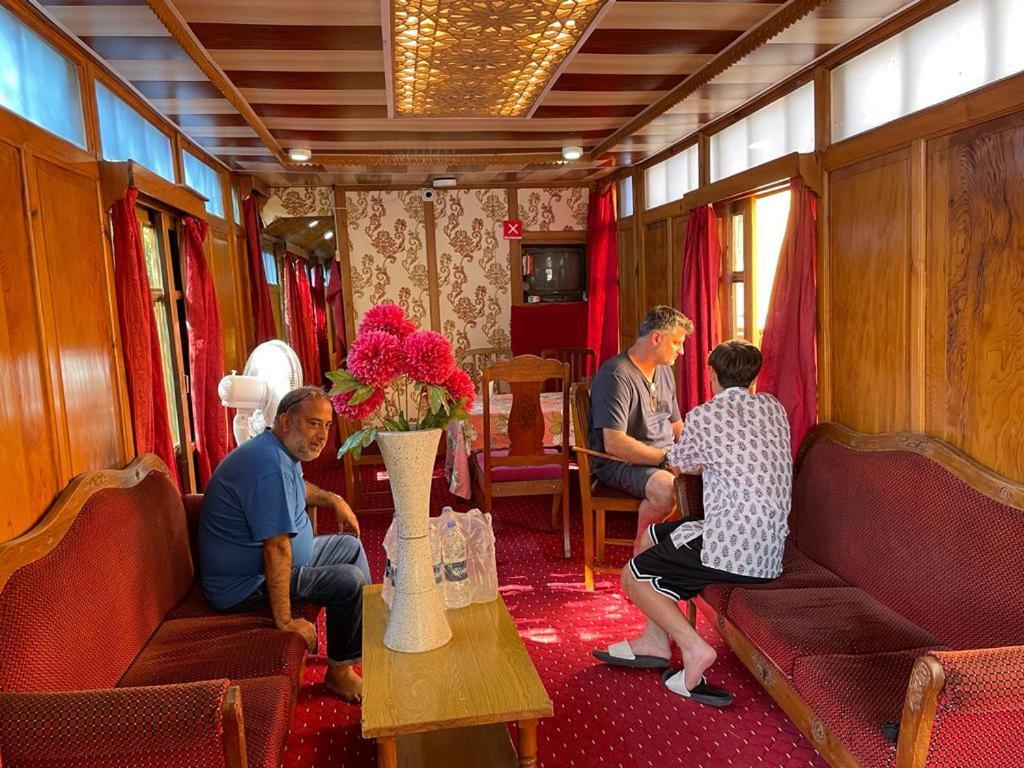 Mossess Group Of Houseboats Hotel Srinagar  Bagian luar foto