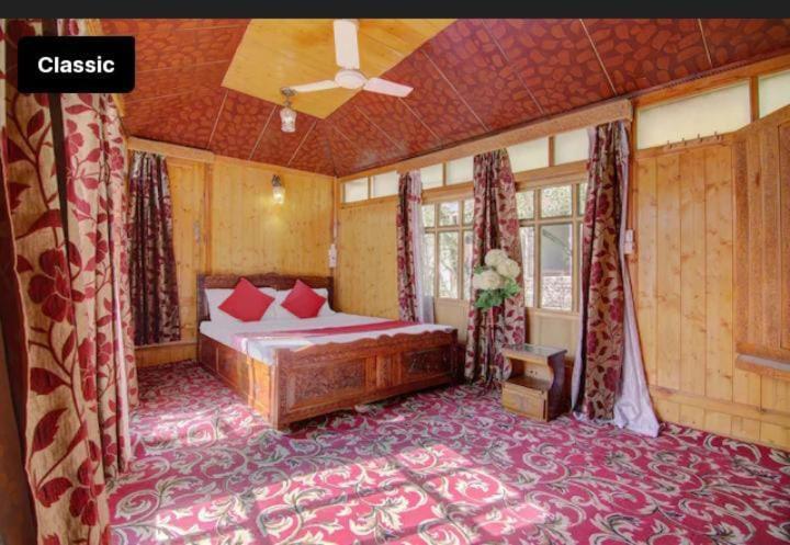 Mossess Group Of Houseboats Hotel Srinagar  Bagian luar foto