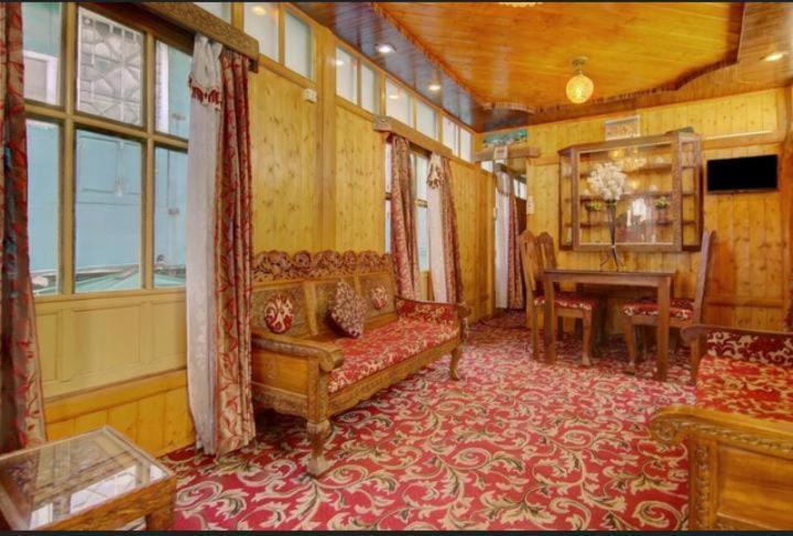 Mossess Group Of Houseboats Hotel Srinagar  Bagian luar foto