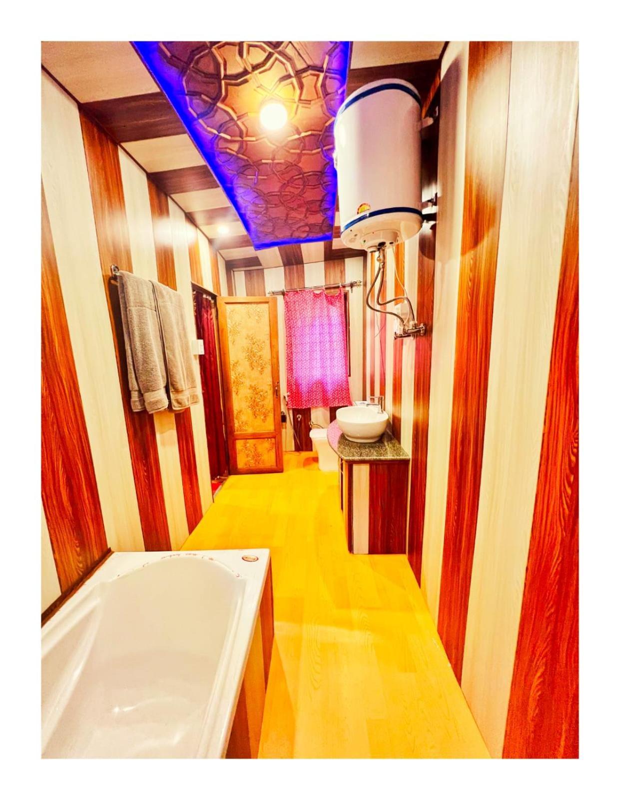 Mossess Group Of Houseboats Hotel Srinagar  Bagian luar foto