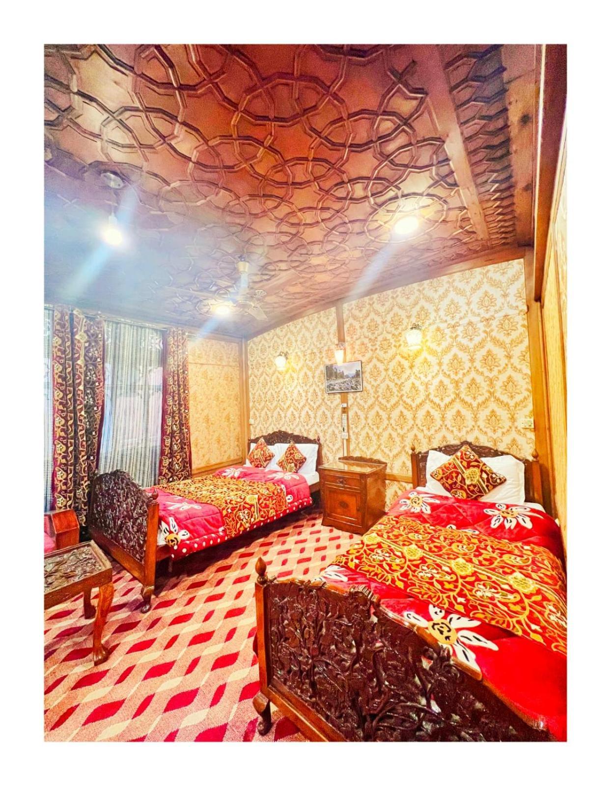Mossess Group Of Houseboats Hotel Srinagar  Bagian luar foto