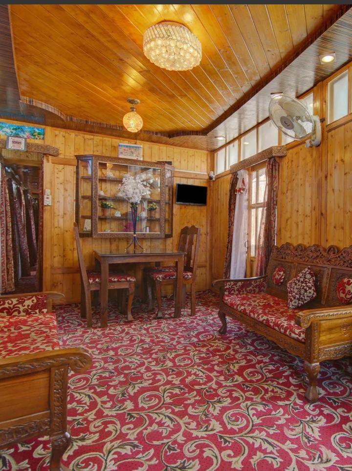 Mossess Group Of Houseboats Hotel Srinagar  Bagian luar foto